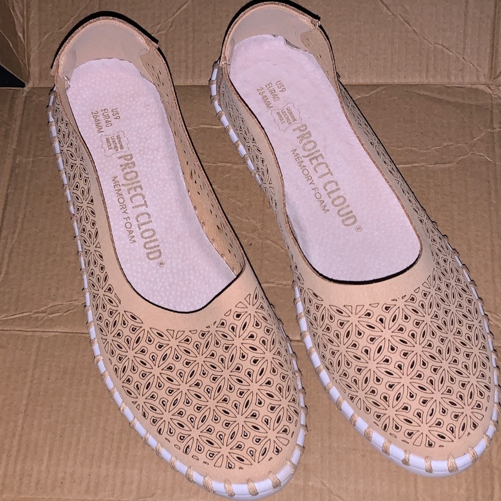 Project Cloud slip on. The “Rose” in color “Latte” Size “40”